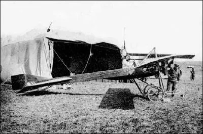En 1911 munie du brevet N 281, elle fut la premire femme  obtenir un record de dure de vol (53 minutes) et initia la notion d'avion ambulance l'anne suivante.