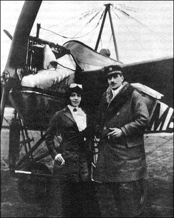 Elle obtint son brevet d'aviatrice le 8 mars 1910 sous le N36 et sur avion  Voisin , diplme qu'elle reut au meeting d'Hliopolis, au pied des pyramides, dbut de sa gloire, comme Bonaparte.