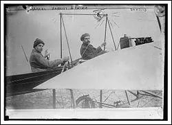 Il naquit en 1867 (mort en 1927), il fut d'abord champion automobile, puis construisit son premier aroplane en 1907 ; l'essai ne fut pas un coup de matre.