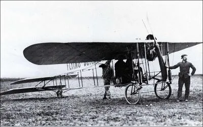 Les deux frres Caudron Gaston et Ren, sont ns respectivement en 1882 et 1884. Ils se voulurent constructeur ds 1909. Ils exprimentrent un planeur qu'il firent tirer par...