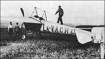 D'abord mcanicien, il passa son brevet de 5/12/1910 et se fit connatre en dbutant le 27 janvier 1911 par un raid de 250 kilomtres sur un circuit reliant Juvisy, Melun, Chartres et Versailles.