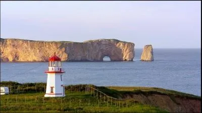 Finissons ce magnifique voyage en dgustant une chaudre aux fruits de mer ou un saumon au sucre d'rable en contemplant le rocher :