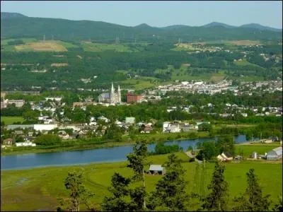 Quelle est cette bourgade hrisse de clochers argents, blottie dans la valle de Rivire -du-Gouffre, o vous dgusterez le meilleur smoked meat du pays ?