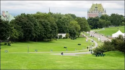 Toujours  Qubec, rendons nous au pied du chteau Frontenac sur la terrasse Dufferin d'o la vue s'tend jusqu'aux plaines d'Abraham o se joua le destin de la colonie en :