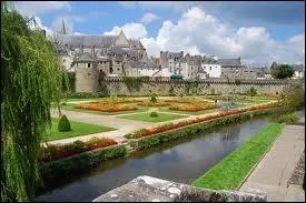 Je quitte le Morbihan par la ville de Vannes. Ses habitants sont les ...