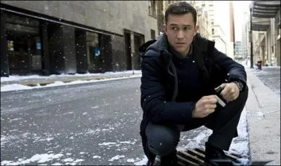 Dans quel film sorti le 25 juillet 2012 incarne-t-il un policier aux cts d'un superhros ?