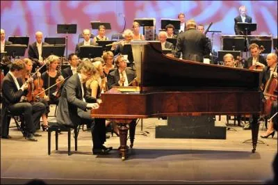 A quel compositeur rend hommage ce festival organis chaque anne  la Cte Saint-Andr en Isre ?