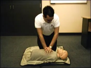 Quelle est la bonne squence d'intervention en situation d'arrt cardio-respiratoire ?