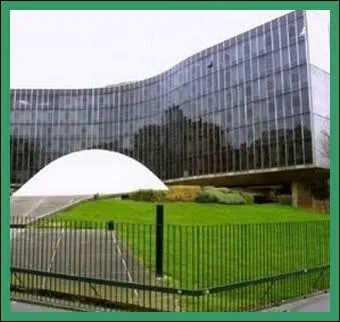 uvre de l'architecte brsilien Oscar Niemeyer, qui en dressa l'esquisse ds 1965, qu'abrite cet immeuble en forme de S et  la faade en verre fum ?