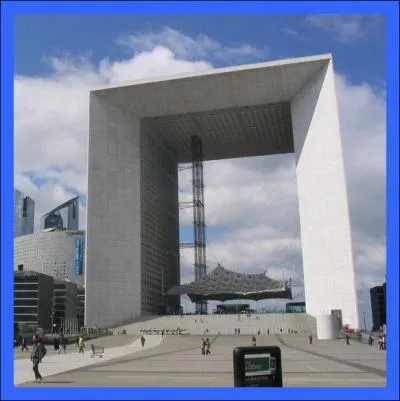 Situe dans le quartier des affaires de la Dfense, plus connue sous sa dnomination courante d'Arche de la Dfense se nomme officiellement ...