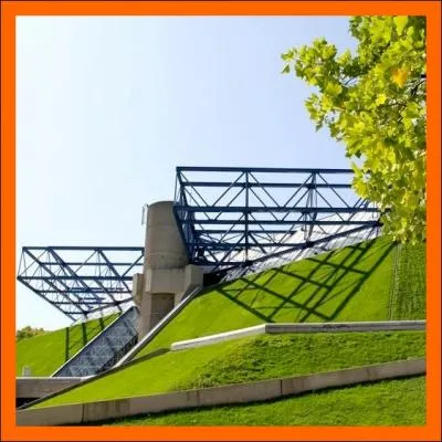 Quelle est ce complexe inaugur en 1984, conu pour recevoir de grandes comptitions sportives et accueillir des concerts de musique de tous les styles ?