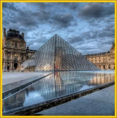 Situe au milieu de la cour Napolon du Muse du Louvre,  quel architecte doit-on cette pyramide de verre et de mtal ?
