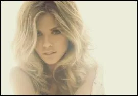 Dans la saison 3, comment Naomi s'est elle fait arnaquer ?