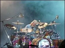 Dans quel groupe jouait Frank Beard ?