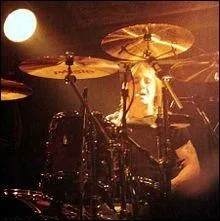 Dans quel groupe jouait Phil Rudd ?