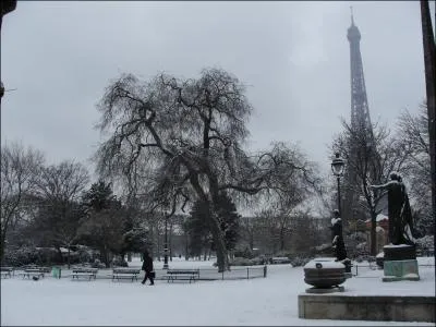 Sur la mode Parisienne Le Nord pose (... ) manteaux lourds,