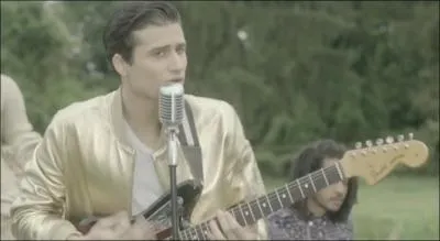 Comment s'appelle la chanson de ce clip chante par BB Brunes ?