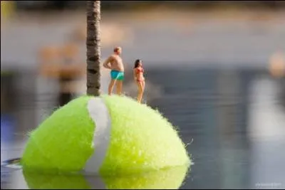 Voici le projet titr Les petits bonshommes d'un artiste nomm Slinkachu qui photographie de minuscules bonshommes en situations varies. Ici, ils sont sur une balle de tennis, et si vous voyiez la photo en entier, vous verriez...