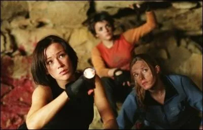 Dans  The Descent , combien de personnes descendent dans la grotte ?