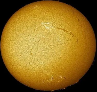 La masse totale du Soleil est de 2. 10/30 kg. Chaque seconde, le Soleil consomme :