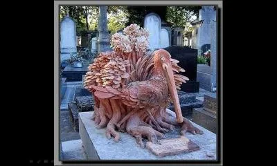 Quel est l'oiseau reprsent sur cette pierre tombale ?