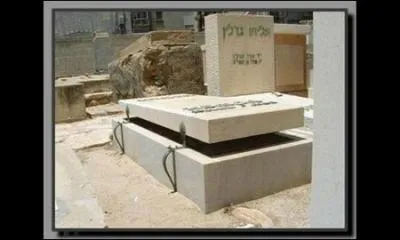 Alors l vraiment, on croit rver. On pourrait penser que le mort a... . en permanence ?