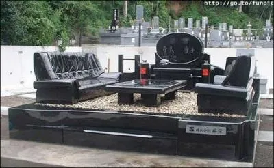 Et lui, il s'imagine qu'il va recevoir ... et qu'ils vont faire la... . . ou qu'il sortira ... .