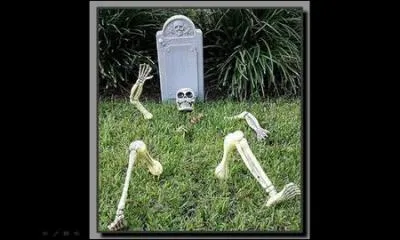 Croyez-vous que c'est une pierre tombale ou un dcor d'Halloween ?