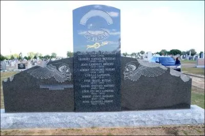  quel groupe ou association attribueriez-vous cette pierre tombale ?