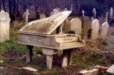Selon vous quel(s) chanteur(s) pourrait(ent) se faire faire une telle pierre tombale ?
