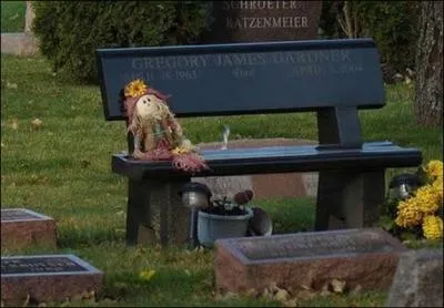 Incroyable ce banc ! Et le nom de famille de son papa est encore plus incroyable ? Quelle bonne ide de faire un banc pour ce nom de famille ! Mais que veut dire ce nom  1 lettre prs ?