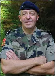 Un commandant (chef de bataillon ou d'escadron[s]) est un ?