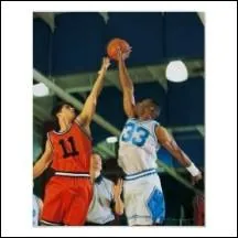 Quel joueur va aller tirer au panier de gauche ?