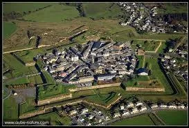 Voici une image de Rocroi, vue du ciel. Ses habitants sont les ...