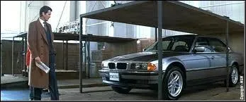 Quelle est la plus grande particularit de la BMW 75OIL, que conduit Bond dans  Demain ne meurt jamais  ?