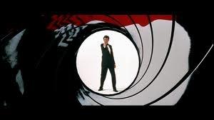 Comment s'appelle la clbre squence o l'on voit Bond marchant au centre d'une cible avant de tirer sur celle-ci ?