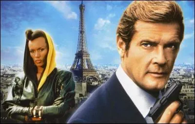 Dans quel film, Roger Moore doit-il poursuivre un tueur en plein Paris ?