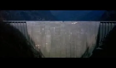 Quelle est la mission de James au dbut de  GoldenEye  ?