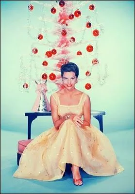 Une photo de nol classique, pour cette immense star des annes d'or de Hollywood, l'actrice mais surtout trs grande danseuse... ?