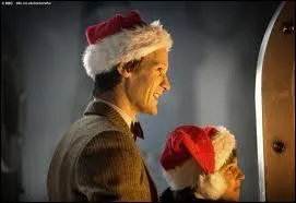 Un hros de srie TV encore, tout chapeaut nol, l'un des tout bons aprs le fameux David Tennant qui a marqu le rle, c'est ?