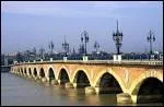 Symbole de la ville, le Pont de pierre de Bordeaux est le premier pont  enjamber la Garonne. Qui a dcid de sa construction ?