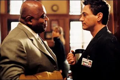 Halle Berry s'est casse le bras en tournant une scne avec Robert Downey Jr. , qui tait cens lui saisir le bras et le tordre, mais l'ayant fait trop violemment, le bras s'est cass, vrai ou faux :