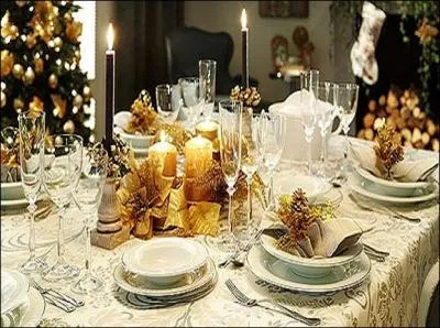 Vous recevez vos invits avec une subtile dcoration de table, et ftez dignement les souhaits apports par la colombe. Sur la table : une salade d'aiguillettes de canard et toasts de foie gras.