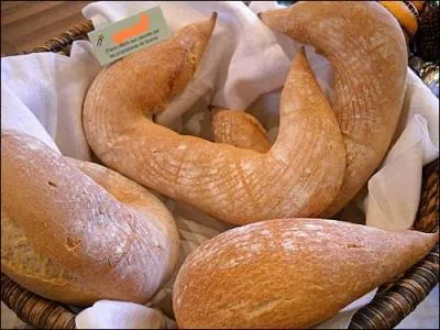 Nol est la fte religieuse par excellence, c'est donc un temps de partage et de dons. On donnait des pains en forme de grands  croissants  dans le Berry. Comment se nommaient-ils ?