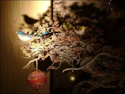 Quel est cet arbre de la joie que l'on décorait de papier d'argent et rubans pour fêter Noël, en Périgord, après la Seconde Guerre mondiale ?