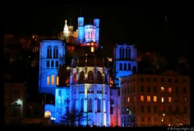 O se droula la Fte des Lumires, le 8 dcembre, en l'honneur de la Vierge ?