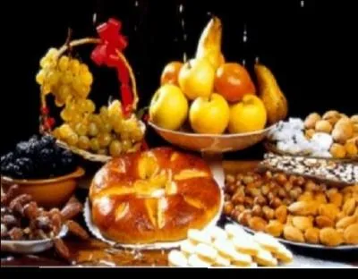 Pour fter le Nol provenal, il est la coutume de mettre  trois nappes  blanches sur la table joliment claire de trois bougies.  quoi correspondent-elles ?