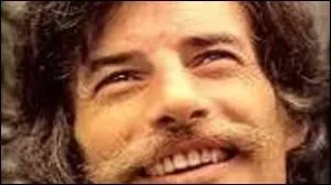 Jean Ferrat chantait ''La femme est l'avenir de l'homme'' . Qui avait écrit les paroles ?