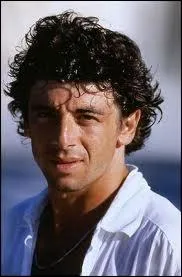 Patrick Bruel a chanté ''Place des grands hommes'' . Quel monument de Paris se trouve sur cette place ?