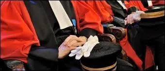 ''Ils s'moquent de nous, se foutent de vous ces mans sont fous / Ce qu'ils veulent c'est la maille c'est tout / Ils nous traquent, nous grattent / Matent ce qui s'passe chez nous / Frère vote sors ta carte''